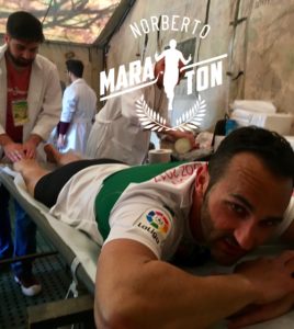 Elijo correr Maratón Badajoz por fechas, nunca me doy un masaje y estaba vez sí. De las tres tiendas militares elijo una, y de los 45 o 50 fisioterapeutas que habían justo me toca este chico. El se llama Jorge Escriba. Elijo correr Maratón Badajoz por fechas, nunca me doy un masaje y estaba vez sí. De las tres tiendas militares elijo una, y de los 45 o 50 fisioterapeutas que habían justo me toca este chico. El se llama Jorge Escriba.