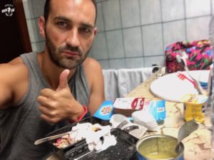 Desayuno en el baño como siempre para no hacer ruido y dejar que Vanessa y Zoe duerman una hora más, Desayuno en el baño como siempre para no hacer ruido y dejar que Vanessa y Zoe duerman una hora más,