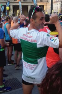 Entro en el cajón de salida, en otras maratones es imposible que tus acompañantes puedan estar a tu lado por la gran cantidad de gente que hay, pero en esta ocasión era posible, tengo cerca de mi a todos y eso da mucho “rollo”. Entro en el cajón de salida, en otras maratones es imposible que tus acompañantes puedan estar a tu lado por la gran cantidad de gente que hay, pero en esta ocasión era posible, tengo cerca de mi a todos y eso da mucho “rollo”.
