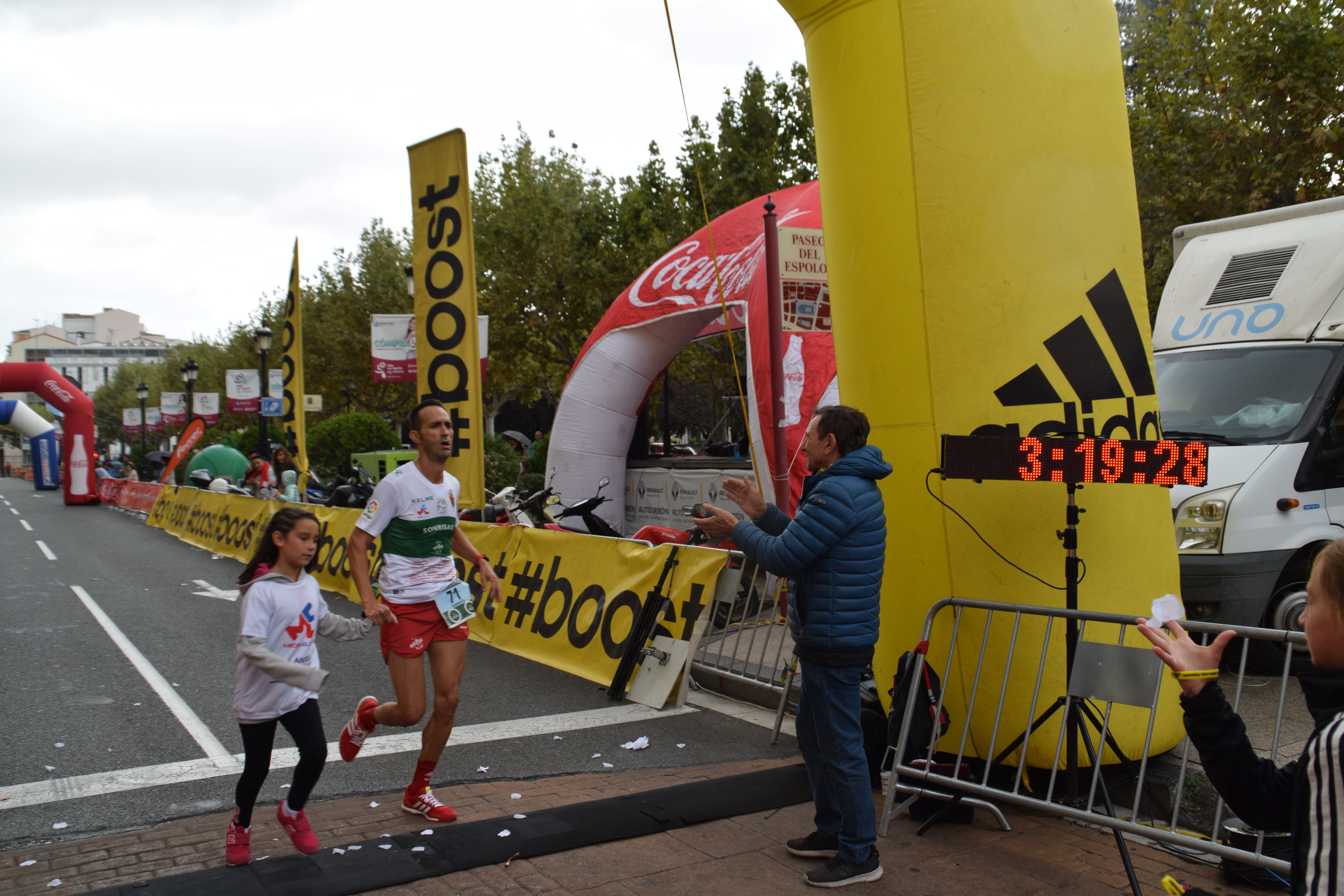 Veo a mi familia y amigos y recibo sus ánimos pero en sus cara veo como de reojo miran al que falta, es normal nos esperaban a los dos juntos. Antes de dejar de oír sus gritos de aliento me da tiempo a oír. “Por allí viene Paco” oír eso me tranquilizo y ya pensé en la entrada en mi 10ª Maraton, cogido de la Mano de mi hija Zoe. Veo a mi familia y amigos y recibo sus ánimos pero en sus cara veo como de reojo miran al que falta, es normal nos esperaban a los dos juntos. Antes de dejar de oír sus gritos de aliento me da tiempo a oír. “Por allí viene Paco” oír eso me tranquilizo y ya pensé en la entrada en mi 10ª Maraton, cogido de la Mano de mi hija Zoe.