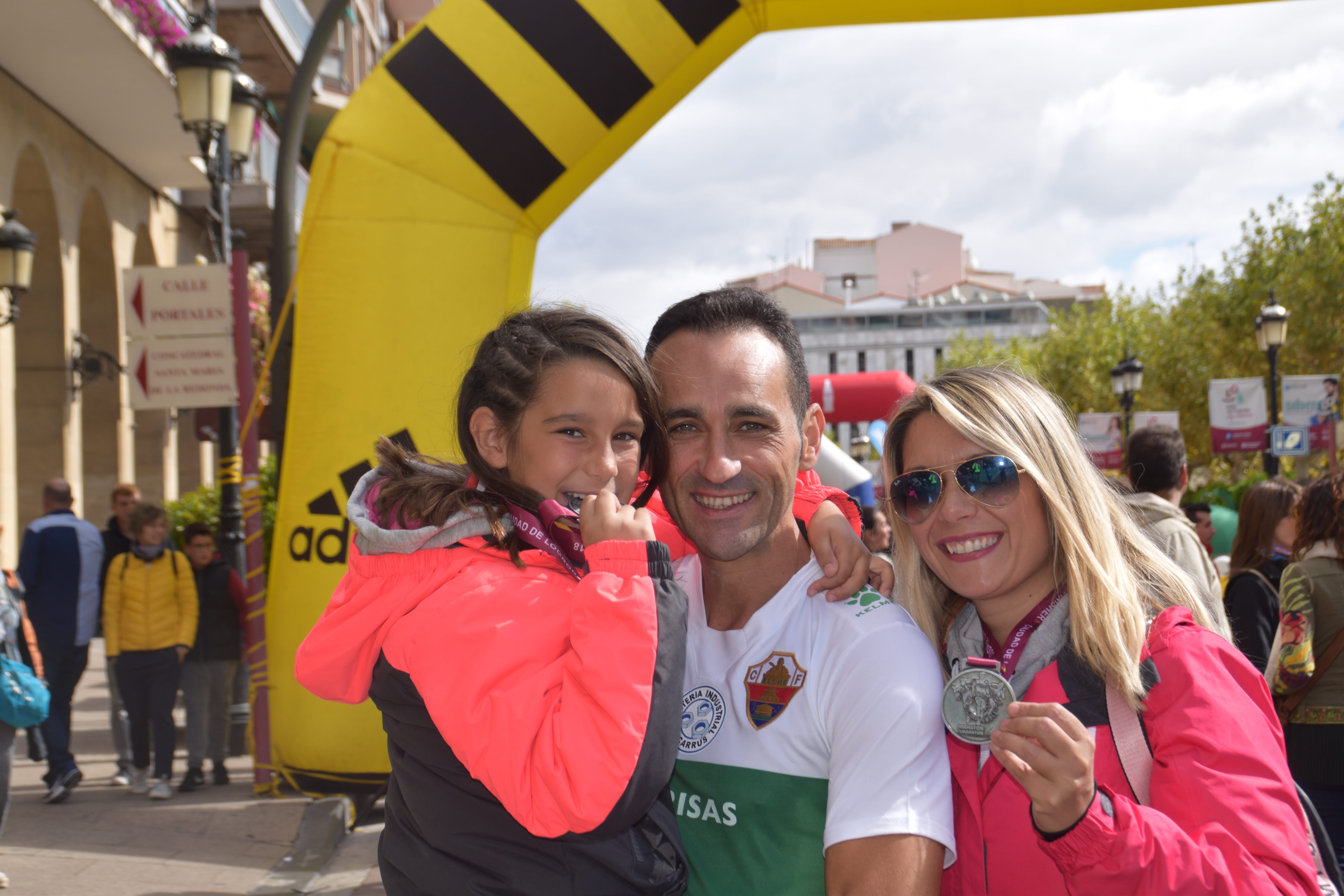 Veo a mi familia y amigos y recibo sus ánimos pero en sus cara veo como de reojo miran al que falta, es normal nos esperaban a los dos juntos. Antes de dejar de oír sus gritos de aliento me da tiempo a oír. “Por allí viene Paco” oír eso me tranquilizo y ya pensé en la entrada en mi 10ª Maraton, cogido de la Mano de mi hija Zo Veo a mi familia y amigos y recibo sus ánimos pero en sus cara veo como de reojo miran al que falta, es normal nos esperaban a los dos juntos. Antes de dejar de oír sus gritos de aliento me da tiempo a oír. “Por allí viene Paco” oír eso me tranquilizo y ya pensé en la entrada en mi 10ª Maraton, cogido de la Mano de mi hija Zo