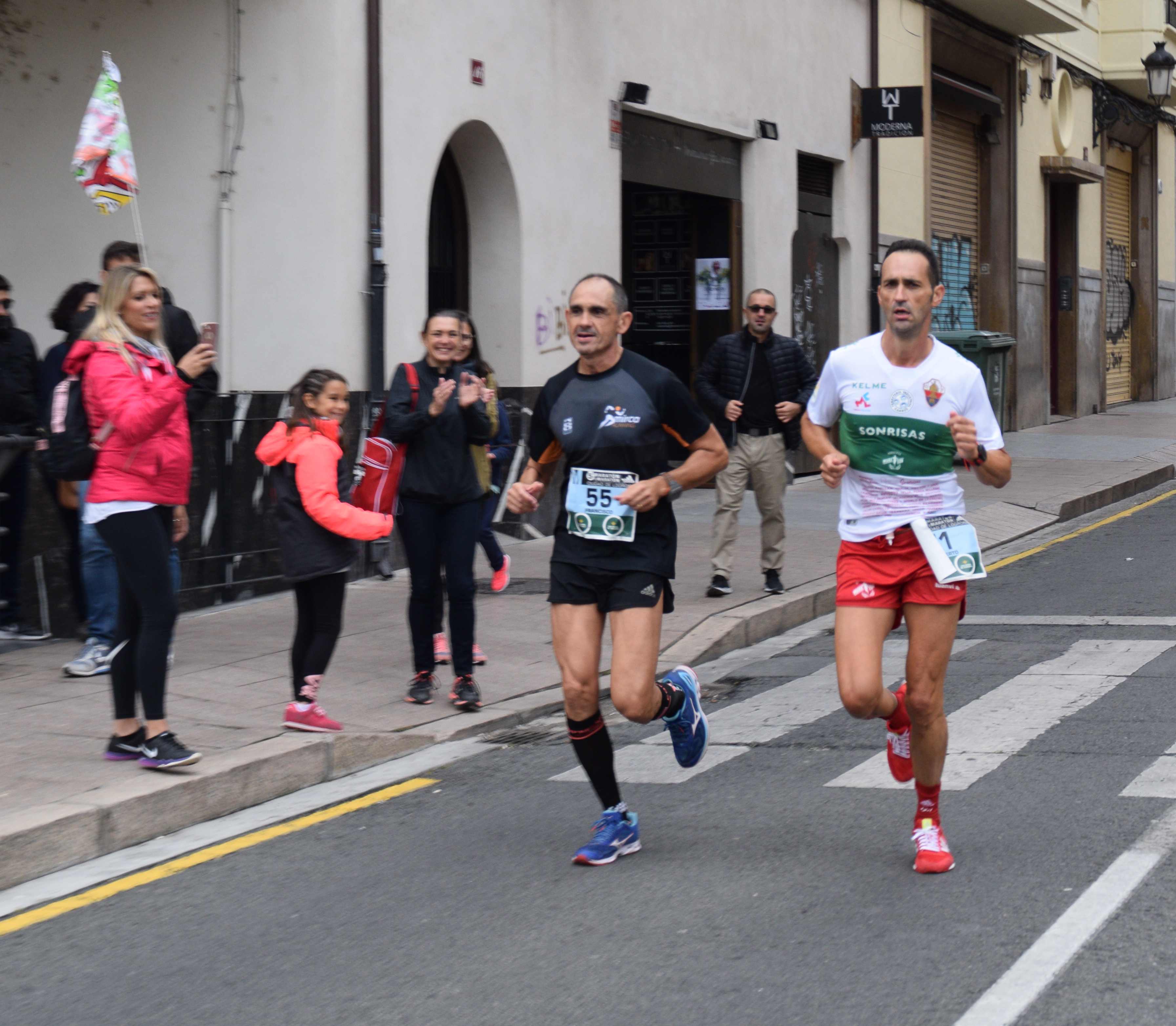 llegamos a una pequeña pero inclinada cuesta, nos esperan las familia al completo; Vanessa, Zoe, Sergio, Fina Pilar, Idoia, Martina y Barbara. fueron un gran apoyo en toda la carrera ¡¡¡GRACIAS!!!. LuisMi ya se había duchado y sube la pequeña cuesta con nosotros, nos regalo su ultimo aliento sabiendo que es cuando más lo necesitas. llegamos a una pequeña pero inclinada cuesta, nos esperan las familia al completo; Vanessa, Zoe, Sergio, Fina Pilar, Idoia, Martina y Barbara. fueron un gran apoyo en toda la carrera ¡¡¡GRACIAS!!!. LuisMi ya se había duchado y sube la pequeña cuesta con nosotros, nos regalo su ultimo aliento sabiendo que es cuando más lo necesitas.