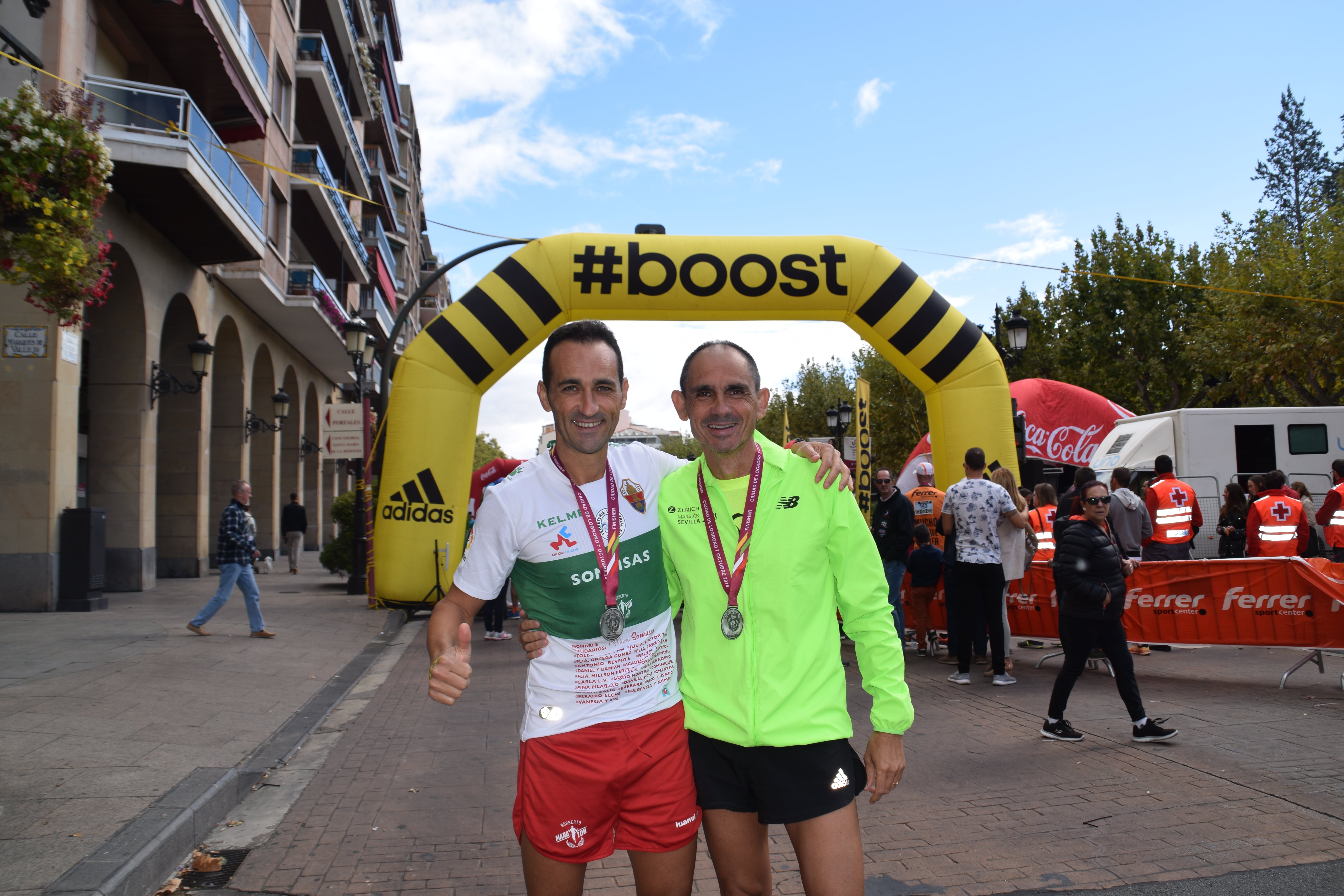 Una Maraton muy bien preparada y muy divertida. Correr la Maraton con amigos y saber que las familias disfrutan mucho más es importante. Pero...En Maratón empezamos Junto@s acabamos sol@s Una Maraton muy bien preparada y muy divertida. Correr la Maraton con amigos y saber que las familias disfrutan mucho más es importante. Pero...En Maratón empezamos Junto@s acabamos sol@s