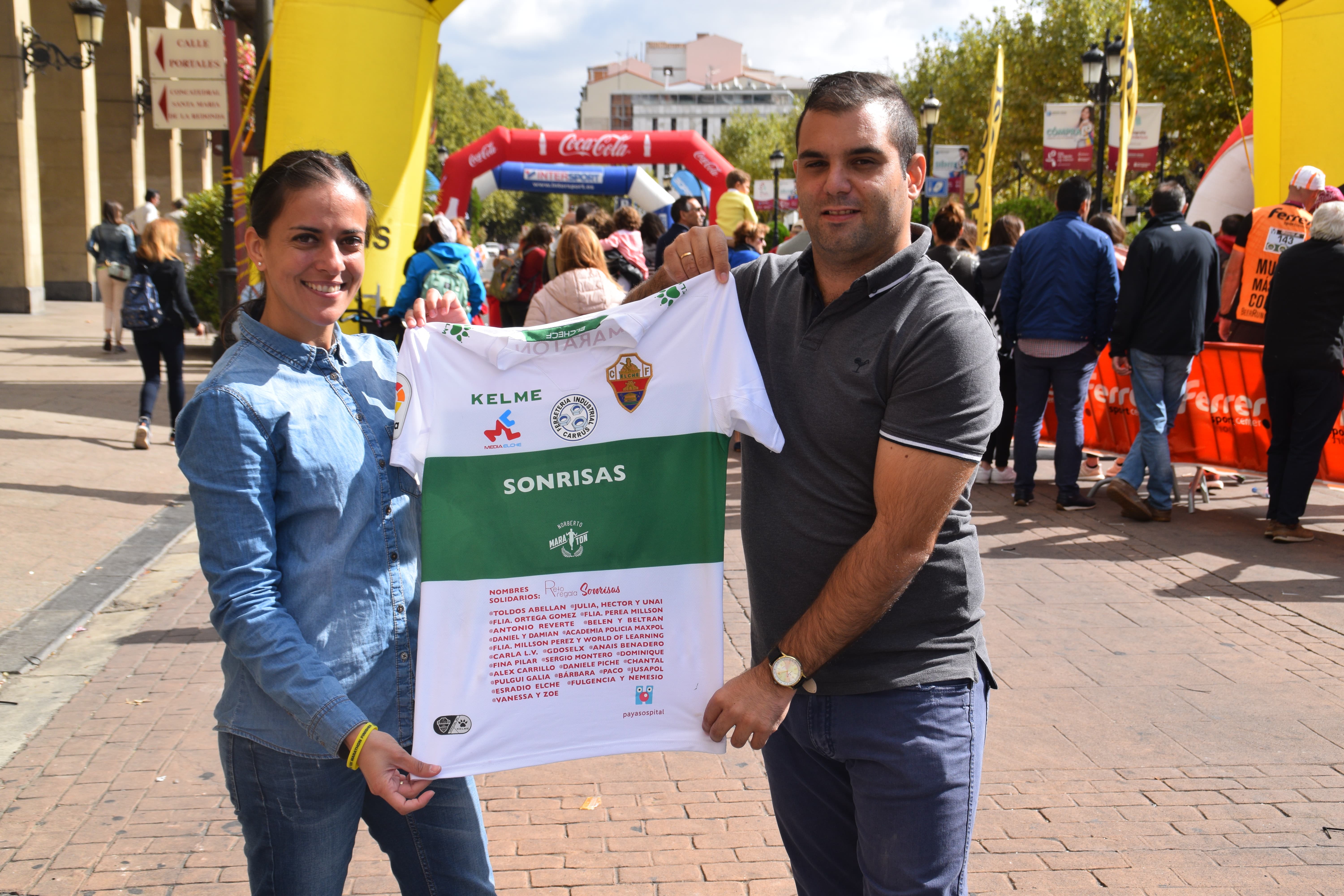 Veo a mi familia y amigos y recibo sus ánimos pero en sus cara veo como de reojo miran al que falta, es normal nos esperaban a los dos juntos. Antes de dejar de oír sus gritos de aliento me da tiempo a oír. “Por allí viene Paco” oír eso me tranquilizo y ya pensé en la entrada en mi 10ª Maraton, cogido de la Mano de mi hija Zoe. Veo a mi familia y amigos y recibo sus ánimos pero en sus cara veo como de reojo miran al que falta, es normal nos esperaban a los dos juntos. Antes de dejar de oír sus gritos de aliento me da tiempo a oír. “Por allí viene Paco” oír eso me tranquilizo y ya pensé en la entrada en mi 10ª Maraton, cogido de la Mano de mi hija Zoe.