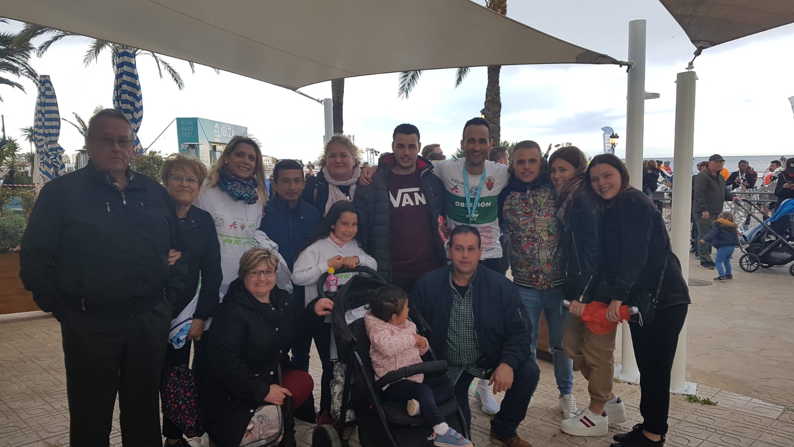 Para esta Maratón decidieron venir Mis Padres, bueno lo decido mi hermano Paco, por ellos. Mari y mis sobrinos , Adrian y Aaron con Eva y Lucia. También nos acompañaron Sergi y Anabel, sobrina de Mari. Para esta Maratón decidieron venir Mis Padres, bueno lo decido mi hermano Paco, por ellos. Mari y mis sobrinos , Adrian y Aaron con Eva y Lucia. También nos acompañaron Sergi y Anabel, sobrina de Mari.