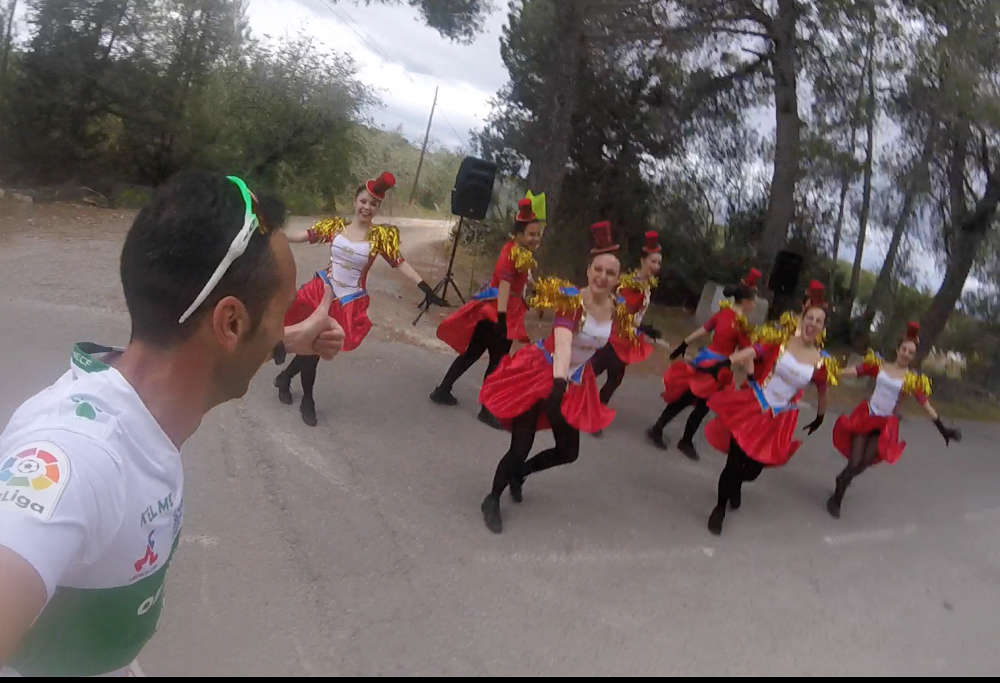 Da mucha alegría pasar por estos puntos de animación, además en esta Maratón, la gran parte del recorrido, son camino y carreteras secundarias por lo que no hay mucha gente y la animación es fundamental. Da mucha alegría pasar por estos puntos de animación, además en esta Maratón, la gran parte del recorrido, son camino y carreteras secundarias por lo que no hay mucha gente y la animación es fundamental.